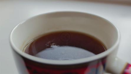 用勺子搅拌茶[]