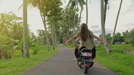 一对快乐的夫妇骑着摩托车进行了一次有趣的旅行[]