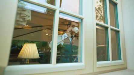 一个优雅的男人一边喝酒一边向外看[]