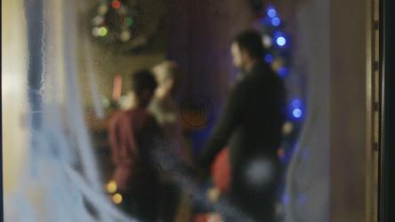 一家人在圣诞节一起祈祷[4K]