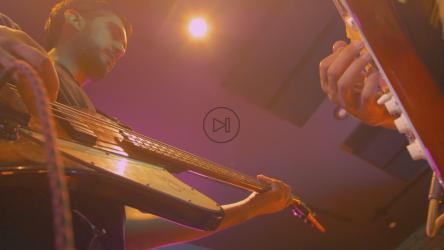 演奏吉他的音乐家[4K免费商用]