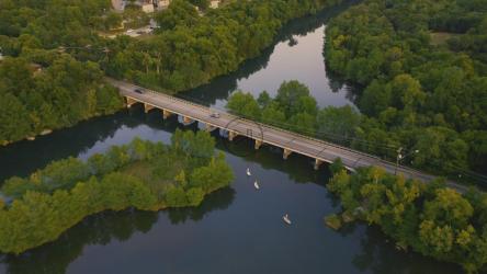 大城市附近河流的航拍[免费商用]