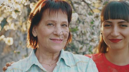 女儿亲吻母亲的脸颊，肖像[4K]