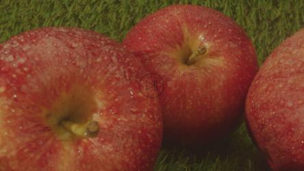 在自然背景上一排新鲜的苹果[免费商用]