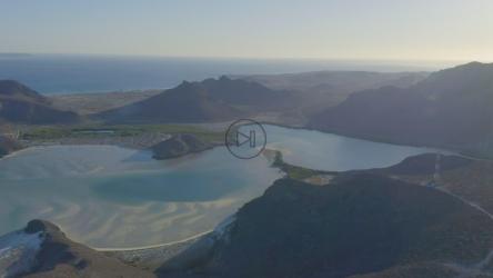 阳光明媚的河口鸟瞰图中的景观[免费商用]