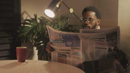 知识分子边喝咖啡边读报[免费商用]