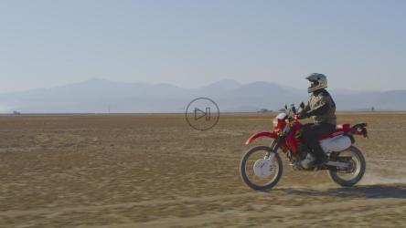 在沙漠中骑摩托车的人[免费商用]