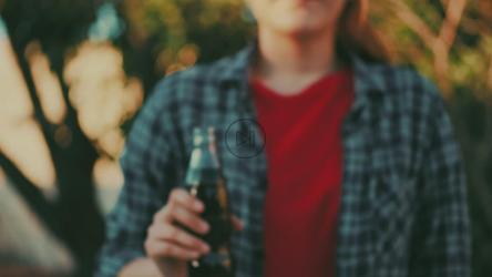 两个朋友用苏打水欢呼[免费商用]