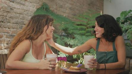 两个年轻的朋友在咖啡店里嬉笑怒骂[4K免费商用]