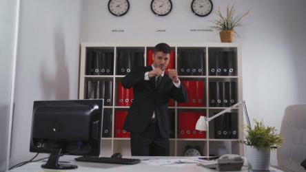 在办公室跳舞的商人[4K免费商用]