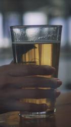女人和她的一杯啤酒[免费商用竖屏]
