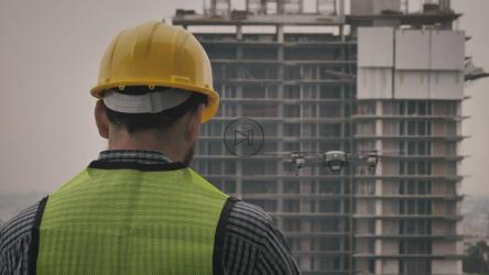 戴安全帽的男子观看无人机飞行[免费商用]