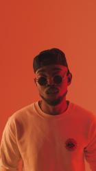 五彩灯光下的男人[免费商用竖屏]