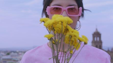 一个开着黄色花朵的女人的肖像[4K免费商用]