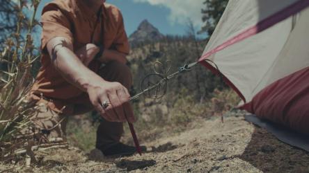 男子搭帐篷[免费商用]