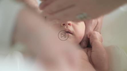 父母给新生儿洗澡[]