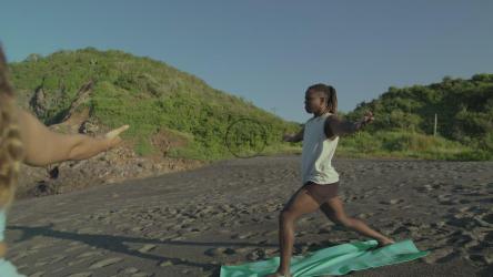 女人和男人在海滩上一起做瑜伽[免费商用]