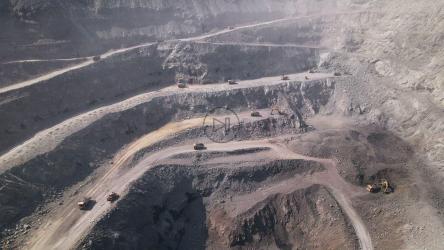 一个正在挖掘的巨大采石场的航拍照片[]