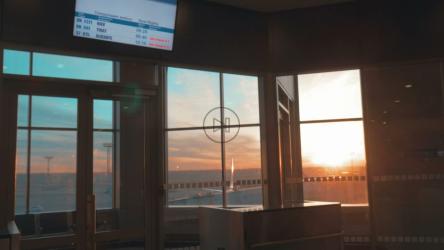 一名女子在等待航班离开时聊天[4K]