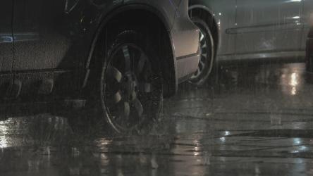 汽车在雨中停车[4K]