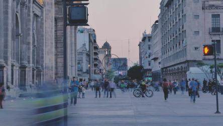 黄昏时人们散步的街道[4K免费商用]