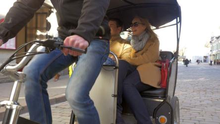 一对夫妇正在享受自行车出租车之旅[4K]