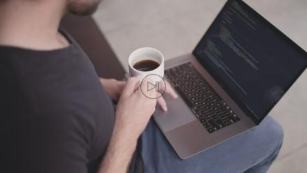 拿着咖啡杯的软件开发人员[免费商用]