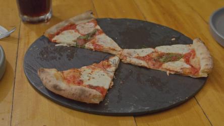 几个人一起吃披萨[免费商用]