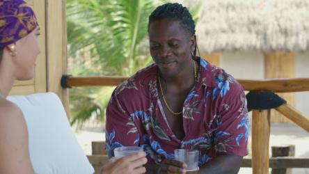 情侣在海滩上聊天喝啤酒[免费商用]