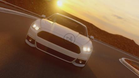 日落时分高速公路上的豪华白色跑车[]