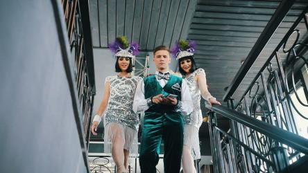 男子与几名女舞者扔钞票[]