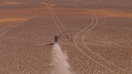 沙漠中摩托车手的航拍照片[免费商用]