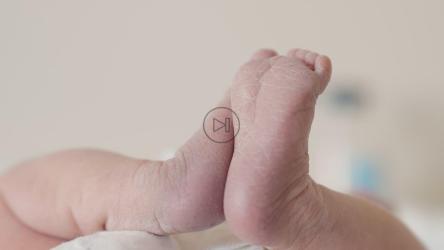 新生儿躺在桌子上[]