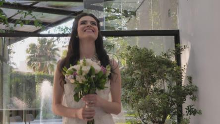 快乐的新娘拿着她的花束走着[免费商用]