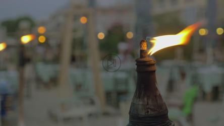 海滩上的火炬燃烧[]