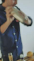 调酒师摇动鸡尾酒搅拌器[免费商用竖屏]