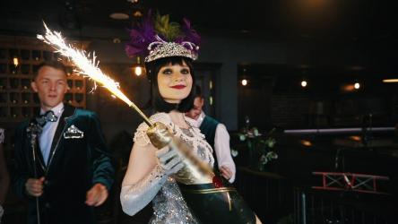 在夜总会表演的舞者[]