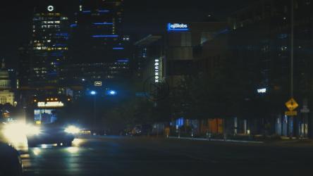 夜晚的城市街道，有汽车和卡车[免费商用]