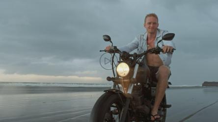 骑摩托车的人在海滩上[4K]