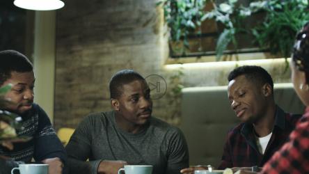 一群朋友在桌子上讨论[4K]