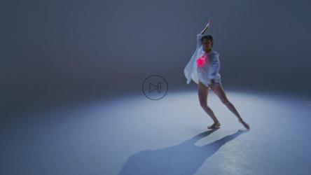 舞者胸脯有光的概念舞蹈[免费商用]