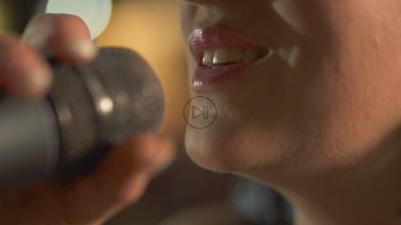 对着麦克风唱歌的女孩[4K免费商用]