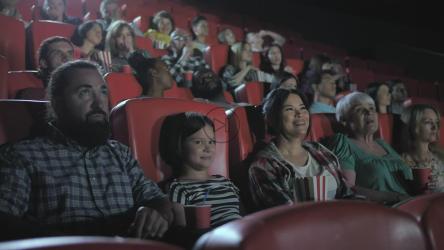 一家人在电影院一起看电影[4K]