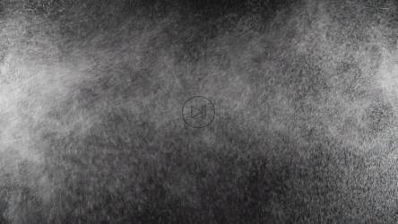 黑色背景上的喷水[]