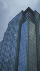 走在街上时看到的城市摩天大楼[免费商用竖屏]