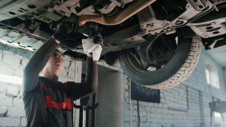 在车底工作的机修工[]