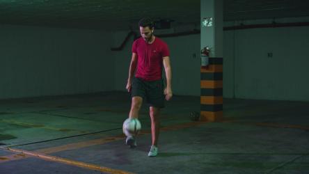 天才自由式足球运动员杂耍球[免费商用]