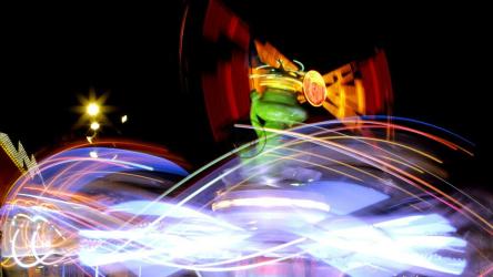 晚上在集市上骑行[免费商用]