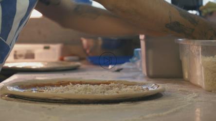 在披萨上涂奶酪[免费商用]