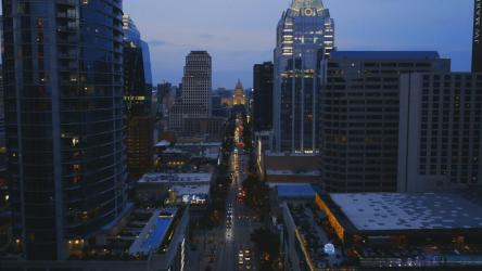 城市摩天大楼之间的慢速空中旅行[免费商用]